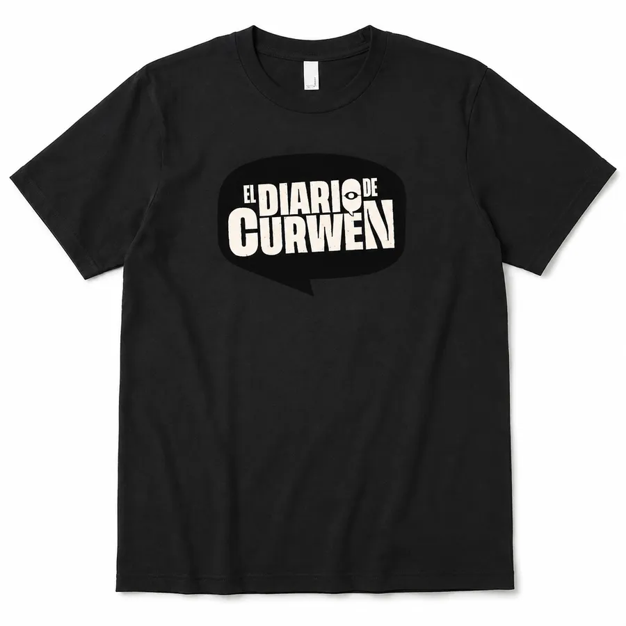 Polo negro con el logo de El Diario de Curwen en el pecho